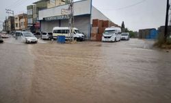 Adana'da şiddetli sağanak: Araçlar mahsur kaldı