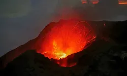 Endonezya'da Semeru Yanardağı'nda volkanik patlamalar