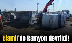 Bismil’de şasesi kırılan kum yüklü kamyon devrildi