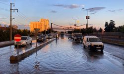 Diyarbakır’da sağanak yağış: Rögarlar tıkandı, araç kuyrukları oluştu