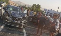 Elazığ’da 2 otomobil çarpıştı: 2’si ağır 8 yaralı