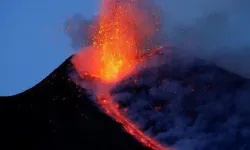 İtalya'da Etna Yanardağı lav püskürtüyor