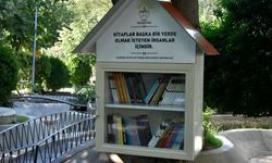 Parklarda ikişer adet kitaplık kuruldu