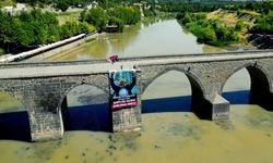 Diyarbakır’da Tarihi Ongözlü Köprü’ye İsmail Heniyye posteri asıldı