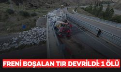 Freni boşalan tır viyadükte devrildi: 1 ölü