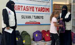 Silvan’da öğrencilere kırtasiye desteği