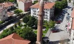 Cami ve köprülerin yıkıldığı selde bile yıkılmayan 800 yıllık Eğri Minare