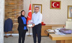 Kaymakam Recep Hasar, başarılı öğrenciyi ödüllendirdi