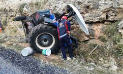 Kayalara çarparak devrilen traktörün sürücüsü ağır yaralandı