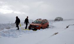 Kar ve Tipi Nedeniyle Yolda Kalan 2 Kişi Kurtarıldı