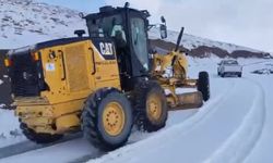 Şırnak'ta İlk Kar, Köy Yolunu Kapattı