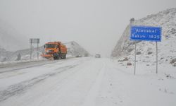 Yollar iki yönlü olarak araç trafiğine kapatıldı