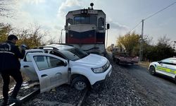 Yük Treni Otomobile Çarptı: 2 Kişi Yaralandı