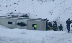 Erzincan'da yolcu otobüsü şarampole devrildi