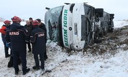 Kars'ta yolcu otobüsü devrildi! Validen açıklama geldi