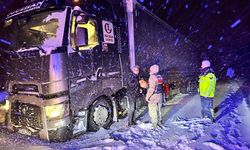 Kar Yağışı Nedeniyle Yolda Kalanlara Çorba ve Kumanya Dağıtıldı