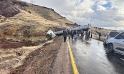 Siirt’te TIR yoldan çıktı, trafik aksadı