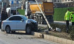 Gaziantep'te Kontrolünü Kaybeden Araç Kaldırımdaki Direğe Çarptı