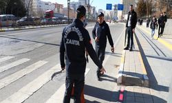 Mardin'de Polis ve Zabıta Ekipleri Yaya Geçitlerinde Görevlendirildi