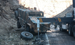 Trafik Kazasında Devrilen Askeri Araç, Vinçle Kaldırıldı