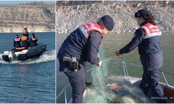 Diyarbakır’da kaçak ve hayalet ağlarla ağa takılı vaziyette çok sayıda sazan balığı ele geçirildi