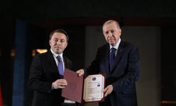 Eğil Kaymakamı Hülür, Cumhurbaşkanı Erdoğan'dan Ödülünü Aldı