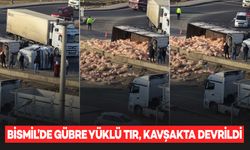 Bismil’de gübre yüklü tır, kavşakta devrildi