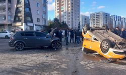 Diyarbakır’da 3 araç çarpıştı, biri ters döndü: 3 yaralı