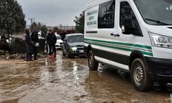 Diyarbakır’da mezarlık çamur deryasına dönüştü, vatandaşlar ayaklarına poşet geçirdi