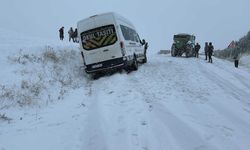 Diyarbakır'da öğretmenleri taşıyan servis aracı, karda mahsur kaldı