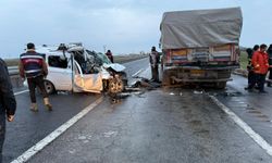 Mardin’de Trafik Kazası: Hafif Ticari Araç Park Halindeki Tıra Çarptı, 1’i Ağır 4 Yaralı