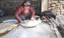 Kadınlar hava durumuna göre ekmek pişirerek stokluyor