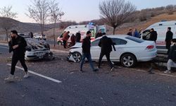 Mardin-Diyarbakır yolunda iki otomobil çarpıştı; 7 yaralı