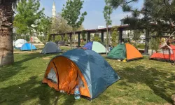 Deprem korkusu yaşayan vatandaşlar parklarda kalmayı sürdürüyor