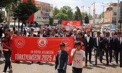 Yüzlerce Kişi 'Aile' için Yürüyüşe Katıldı