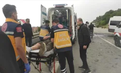 Minibüs ile Otomobil Çarpıştı: 2’si Ağır 12 Yaralı