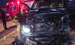 Otomobil ile Kamyonet Çarpıştı : 5 Yaralı