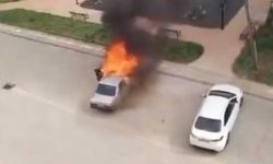Diyarbakır'da park halindeyken yanan otomobil kullanılamaz hale geldi