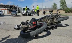 Motosiklet ile Hafif Ticari Araç Çarpıştı: 17 Yaşındaki Motosiklet  Sürücüsü Hayatını Kaybetti