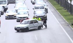 Kaza Yapan Otomobili Polisler İterek Yol Kenarına Çekti