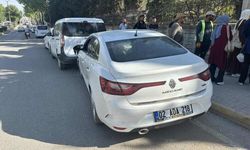 Kontrolden Çıkan Otomobil Park Halindeki Araçlara Çarptı