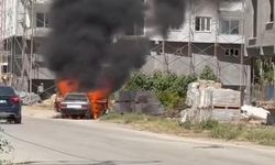 Park Halindeki Otomobil Alev Topuna Döndü