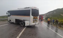 Otobüs ile Otomobil Çarpıştı: 13 Yaralı