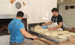 Kavurucu Sıcaklarda Alın Teriyle Ekmek Kavgası: Fırıncı Ustalarının Azmi Takdir Topluyor