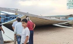 Fırtına Etkili Oldu: Çatılar Uçtu Direkler Devirdi