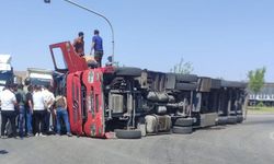 Virajı Alamayan Tır Devrildi: Sürücü Yaralandı
