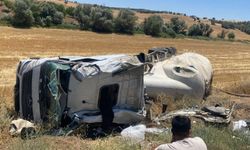 Tır Şarampole Devrildi: Sürücü Hastaneye Kaldırıldı