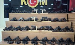 Otomobilin motor kısmında 65 ruhsatsız tabanca ele geçirildi: 2 tutuklama