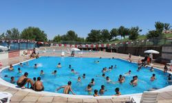 Sıcak Havalarda Çocuklar Büyükşehir Havuzlarında Serinliyor