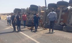Çınar'da asfalt yüklü kamyon devrildi